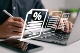 Foto: Person arbeitet auf Laptop