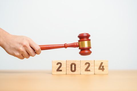 Foto: Richterhammer und Holzklötze 2024